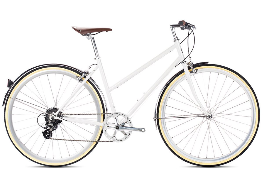 De 6KU Odessa 8-versnellingen stadsfiets voor dames is een elegante fiets die ideaal is om je te verplaatsen in een stedelijke omgeving of gewoon mee rond te dwalen. Dankzij de Shimano 8-speed cassette kan de fietser zich aanpassen aan elk ritme en aan elke stedelijke omgeving. Het elegante ontwerp geeft het ook een zeer aantrekkelijke uitstraling. Bovendien wordt het geassembleerd met componenten van hoge kwaliteit