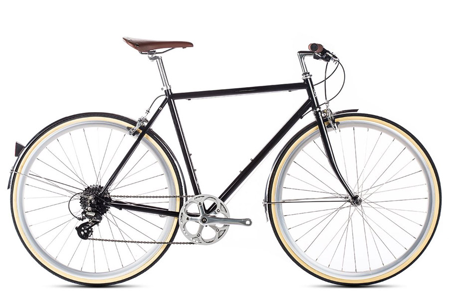 De 6KU Odyssey 8-versnellingen stadsfiets voor heren is een elegante fiets die ideaal is om je te verplaatsen in een stedelijke omgeving of gewoon mee rond te dwalen. Dankzij de Shimano 8-speed cassette kan de fietser zich aanpassen aan elk ritme en aan elke stedelijke omgeving. Het elegante ontwerp geeft het ook een zeer aantrekkelijke uitstraling. Bovendien wordt het geassembleerd met componenten van hoge kwaliteit