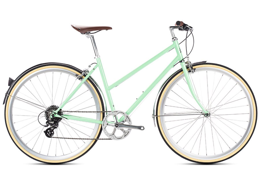 De 6KU Odessa 8-versnellingen stadsfiets voor dames is een elegante fiets die ideaal is om je te verplaatsen in een stedelijke omgeving of gewoon mee rond te dwalen. Dankzij de Shimano 8-speed cassette kan de fietser zich aanpassen aan elk ritme en aan elke stedelijke omgeving. Het elegante ontwerp geeft het ook een zeer aantrekkelijke uitstraling. Bovendien wordt het geassembleerd met componenten van hoge kwaliteit