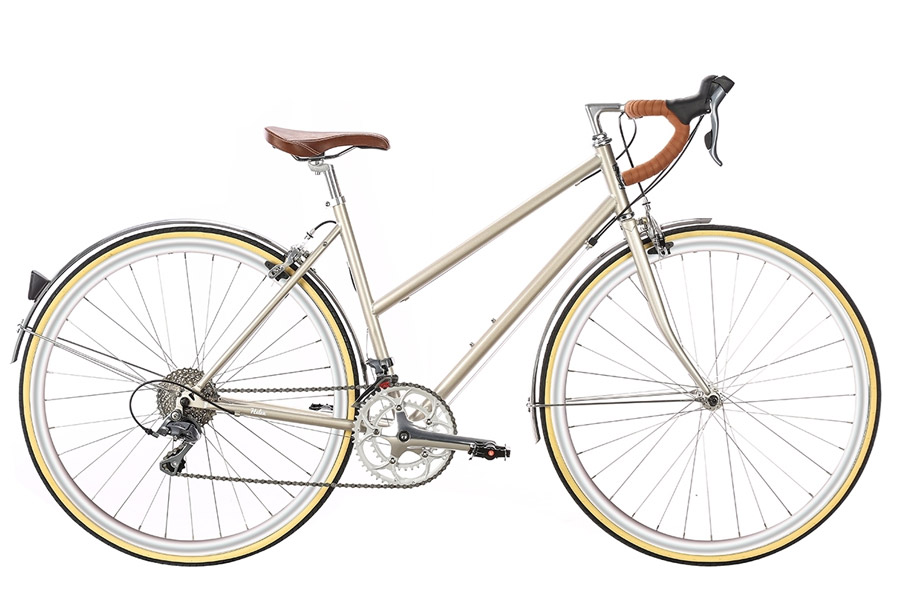 De 6KU Helen 16-versnellingen stadsfiets voor dames is een elegante fiets die ideaal is om je te verplaatsen in een stedelijke omgeving of gewoon mee rond te dwalen. Dankzij de Shimano 16-speed setup kan de fietser zich aanpassen aan elk ritme en elke heuvel overmeesteren. Het elegante ontwerp geeft het ook een zeer aantrekkelijke uitstraling. Bovendien wordt het geassembleerd met componenten van hoge kwaliteit