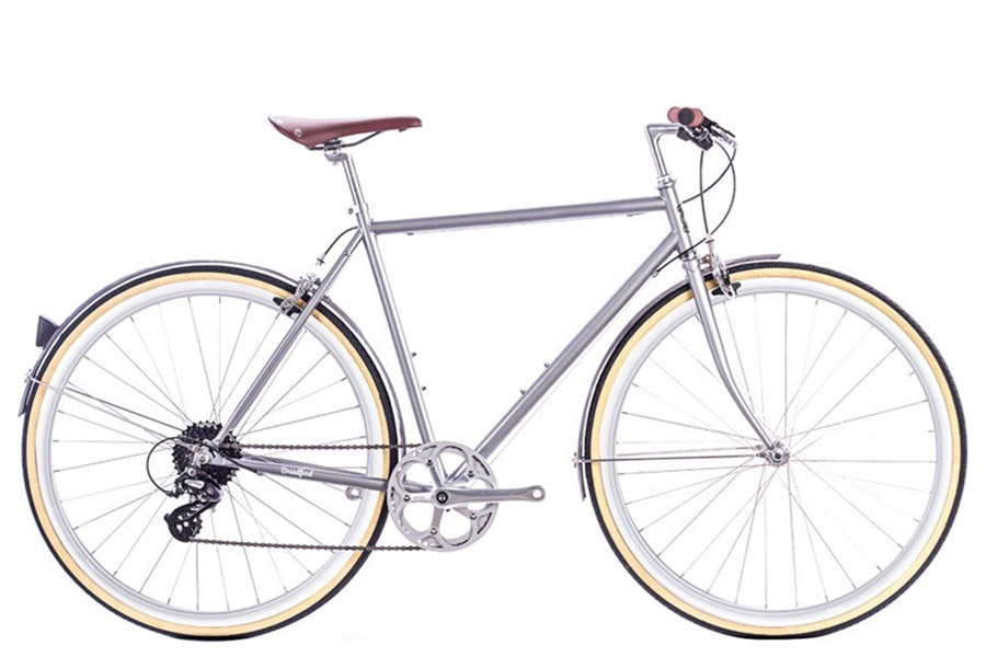 De 6KU Odyssey 8-versnellingen stadsfiets voor heren is een elegante fiets die ideaal is om je te verplaatsen in een stedelijke omgeving of gewoon mee rond te dwalen. Dankzij de Shimano 8-speed cassette kan de fietser zich aanpassen aan elk ritme en aan elke stedelijke omgeving. Het elegante ontwerp geeft het ook een zeer aantrekkelijke uitstraling. Bovendien wordt het geassembleerd met componenten van hoge kwaliteit