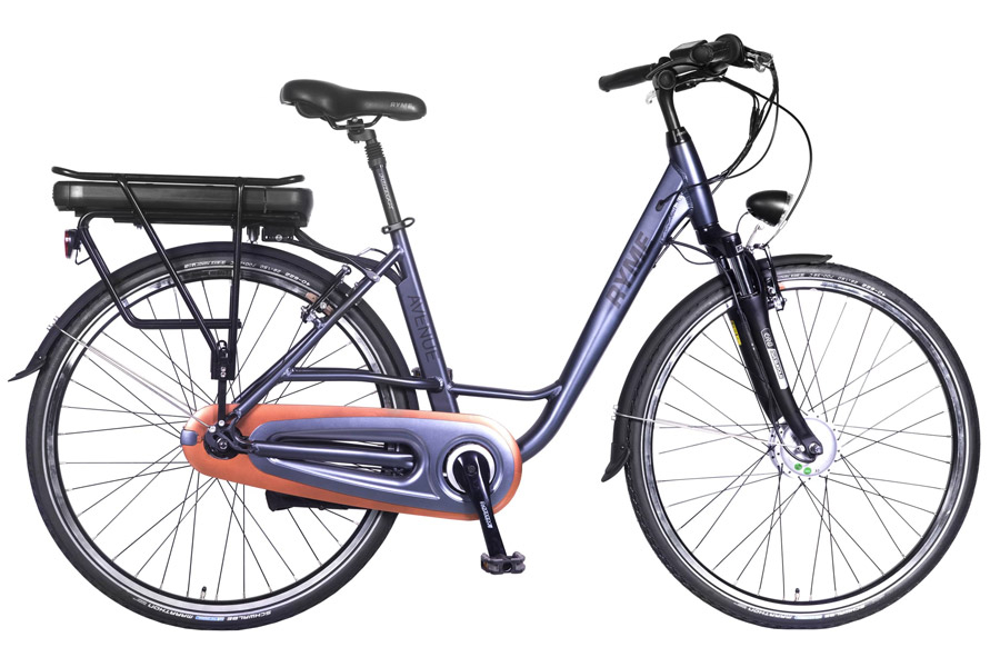 De elektrische fiets Ryme Bikes Nairobi is perfect voor uw uitstapjes in de stad. De Schwalbe Marathon Plus banden zijn speciaal ontworpen voor stedelijke en gemengde ondergrond. Hij is uitgerust met een 250W voormotor en een 11 Ah Panasonic Li-Ion batterij. Hij heeft een werkduur van ongeveer 80 km.De batterij is zo discreet geïntegreerd in de zadelpen