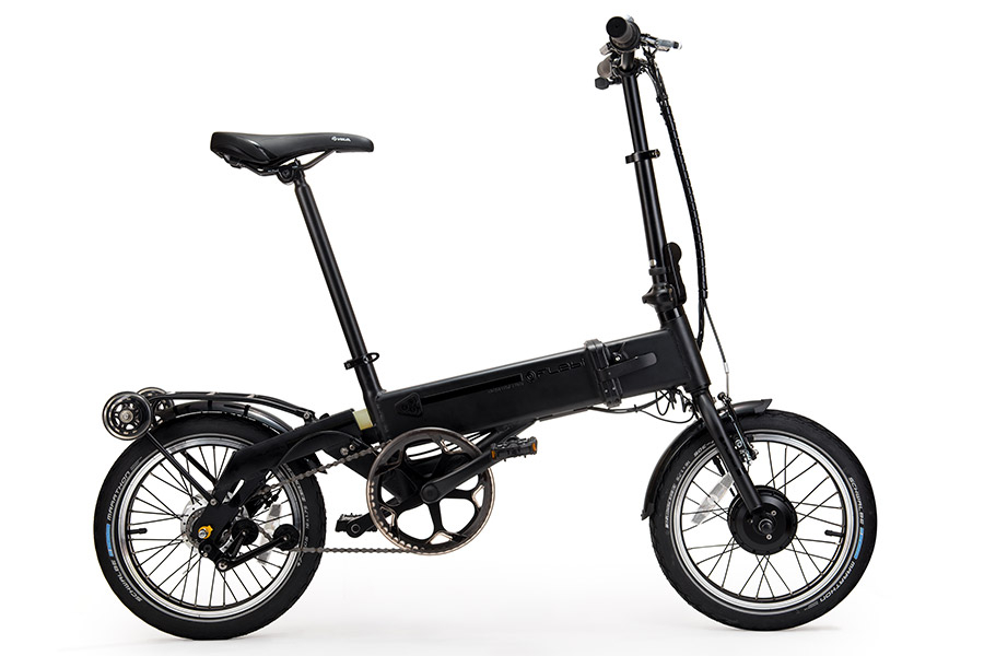 Flebi Supra e-bike v3.0+ is the most versatile and compact bicycle of the Flebi family. Its 505W allow you to move without effort and at high speed. It folds in 10 seconds and its drag system supported by small retractable wheels allows you to move it as if it were a trolley. It integrates the 14Ah Samsung battery that provides long autonomy. As it is removable