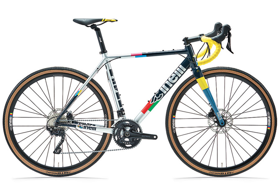 De Cinelli Zydeco gravelbike is een iconisch model voor gravelbikes dat in de loop der jaren is geëvolueerd met de cyclocross-discipline in gedachten. Dankzij het remmen van schijfremmen was het mogelijk om het remvermogen te verbeteren en te vergroten. Het frame van de Cinelli Zydeco-grindfiets is gemaakt om de kabels naar binnen te dragen en geeft het een zeer strakke esthetiek. Het maakt ook eenvoudig gebruik van spatborden en fietstassen mogelijk om de fiets correct uit te rusten en allerlei routes uit te kunnen voeren. Heeft verbeterde remefficiëntie met steekas en hydraulische rem.Zydeco blijft dit jaar de beste kwaliteit bieden voor het rollen op grind. Maakt opnieuw zijn beloften waar