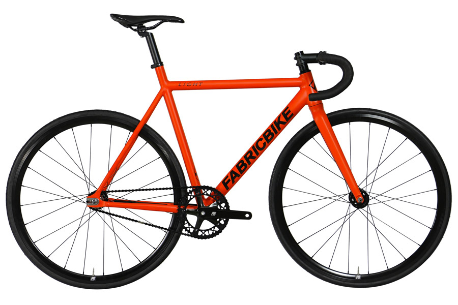 De FabricBike Light Pro track fiets is het resultaat van het samenvoegen van de twee meest geavanceerde modellen: FabricBike LIGHT + FabricBike AERO. De nieuwe Light PRO-fixie bevat de verbeterde componenten van de AERO. De nieuwe set 6061 24H aluminium wielen