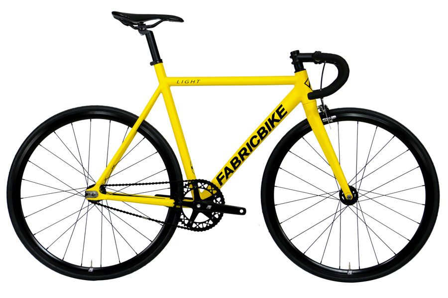 De FabricBike Light Pro track fiets is het resultaat van het samenvoegen van de twee meest geavanceerde modellen: FabricBike LIGHT + FabricBike AERO. De nieuwe Light PRO-fixie bevat de verbeterde componenten van de AERO. De nieuwe set 6061 24H aluminium wielen