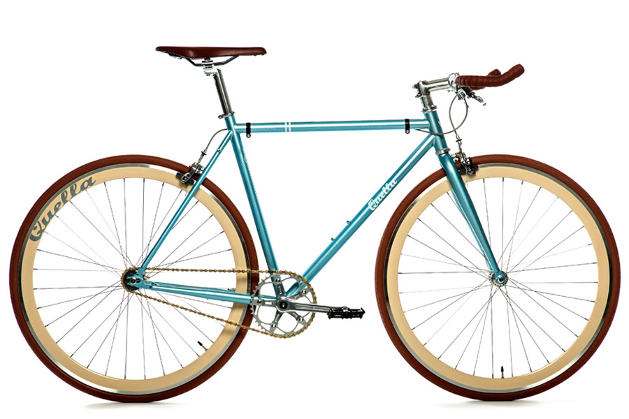 De Quella Varsity Cambridge Premium Fixie fiets combineert een klassieke fixed gear constructie met eersteklas componenten. Het heeft een frame gemaakt van Cro-mo 4130 staal dat uitstekende weerstand en elegantie biedt. Het is een zeer aantrekkelijke fiets