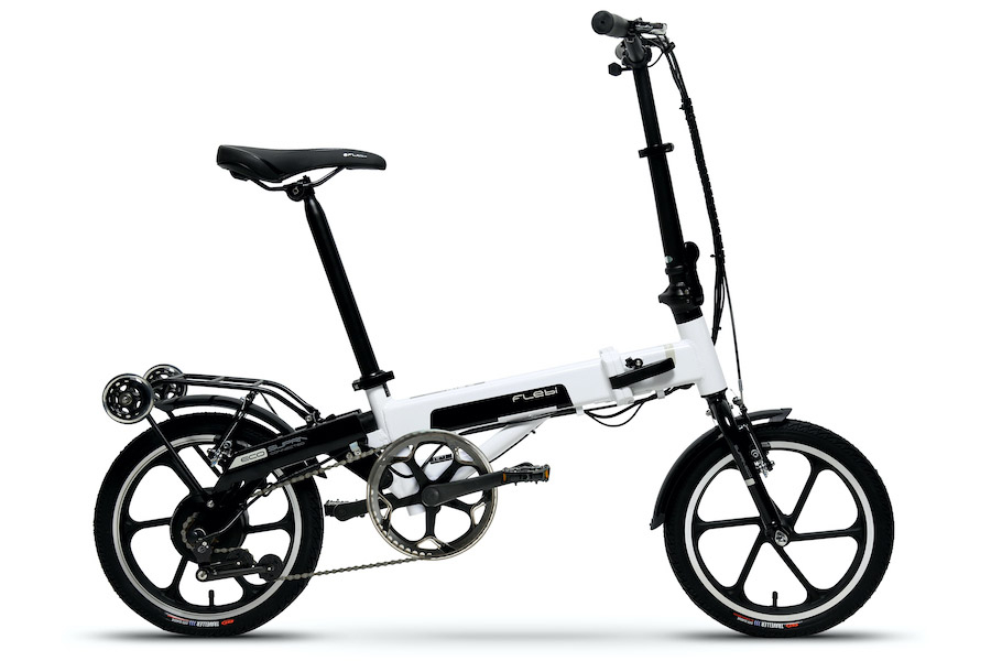 Flebi Supra Eco e-bike is the most versatile and compact bicycle of the Flebi family. Its 250W allow you to move without effort and at high speed. It folds in 10 seconds and its drag system supported by small retractable wheels allows you to move it as if it were a trolley. It maintains the same motor as its sisters