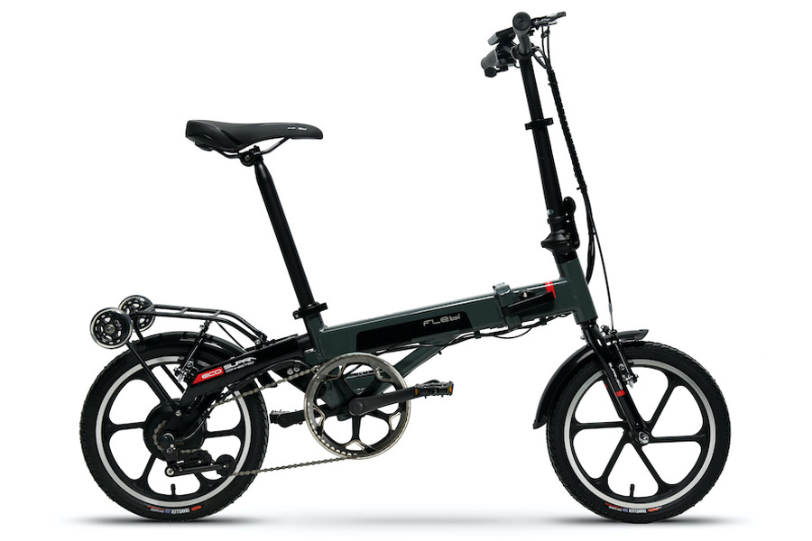 Flebi Supra Eco e-bike is the most versatile and compact bicycle of the Flebi family. Its 250W allow you to move without effort and at high speed. It folds in 10 seconds and its drag system supported by small retractable wheels allows you to move it as if it were a trolley. It maintains the same motor as its sisters