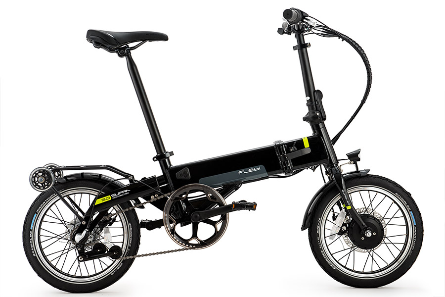Flebi Supra e-bike v3.0 is the most versatile and compact bicycle of the Flebi family. Its 250W allow you to move without effort and at high speed. It folds in 10 seconds and its drag system supported by small retractable wheels allows you to move it as if it were a trolley. It integrates the 11.6Ah Samsung battery that provides long autonomy. As it is removable