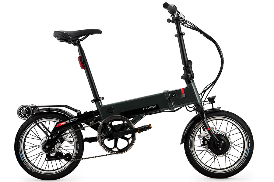 Flebi Supra e-bike v3.0+ is the most versatile and compact bicycle of the Flebi family. Its 505W allow you to move without effort and at high speed. It folds in 10 seconds and its drag system supported by small retractable wheels allows you to move it as if it were a trolley. It integrates the 14Ah Samsung battery that provides long autonomy. As it is removable