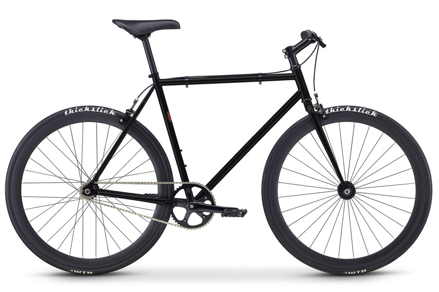 De Fuji Declaration Fixie-fiets in het zwart valt op door zijn design en elegantie