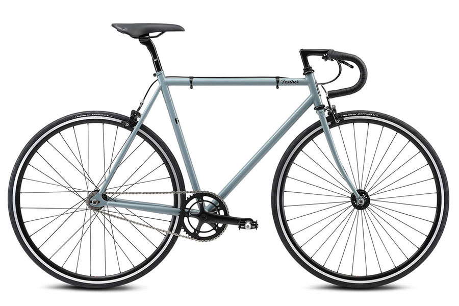 De Feather is een klassieker binnen het assortiment stadsfietsen van het merk Fuji Bikes. Waarom is het zo populair dat het nog steeds wordt geproduceerd en dat er van het ene jaar op het andere bijna geen onderdelen worden vervangen? Aan de ene kant