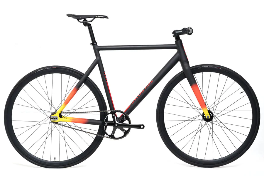 Roodheet. Kokend. Deze associaties krijgen we wanneer we met onze Santafixie Raval door de bochten slippen. Vanuit dit concept is de nieuwe Black Sunset finish ontstaan in combinatie met de Yellow Sunset