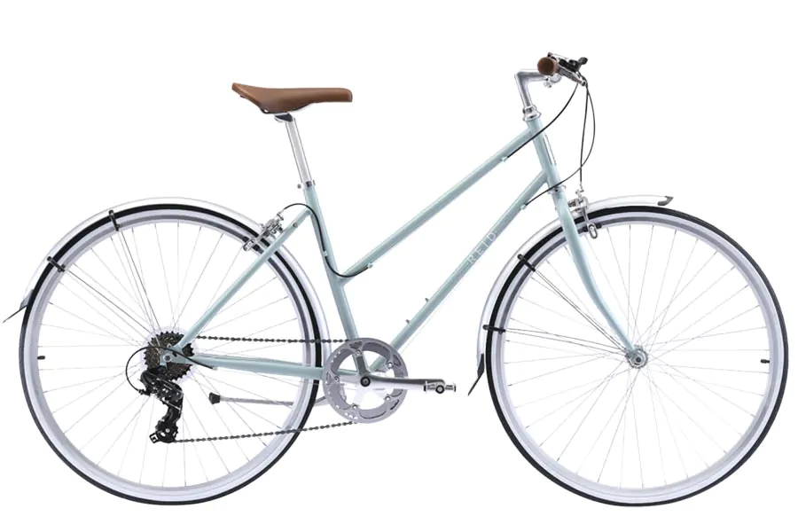 De Reid Esprit Sage damefiets is de toekomst van vintage sportfietsen. Een elegante fiets die gemakkelijk te rijden is in de stad en voor lange ritten. De Esprit is een klassiek geïnspireerde fiets die is teruggebracht tot de essentie van het hedendaagse design. Voor fietsers die houden van de vintage stijl