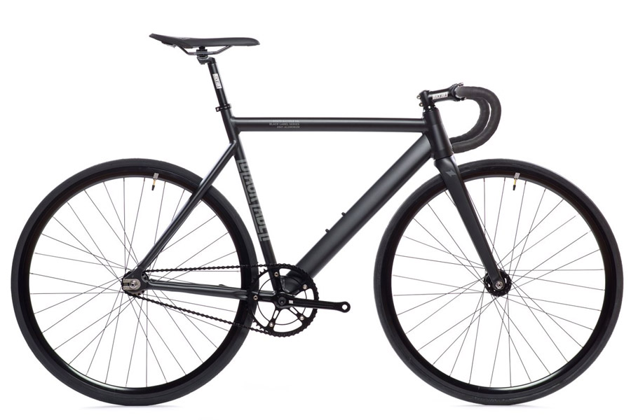 We presenteren de tweede versie van de Black Label-collectie van State Bicycle Co. De single speed State Premium Black Label V2 fiets heeft een frisse en moderne stijl en is ideaal voor fixed gear mensen die een strakke machine met een agressieve ontwerp om door de stad en over de wielerbaan te razen. Versie 2 is waarschijnlijk de fiets waarop je hebt gewacht!Het weegt slechts 8 kilo dankzij de superlichte onderdelen: 6061 aluminium frame