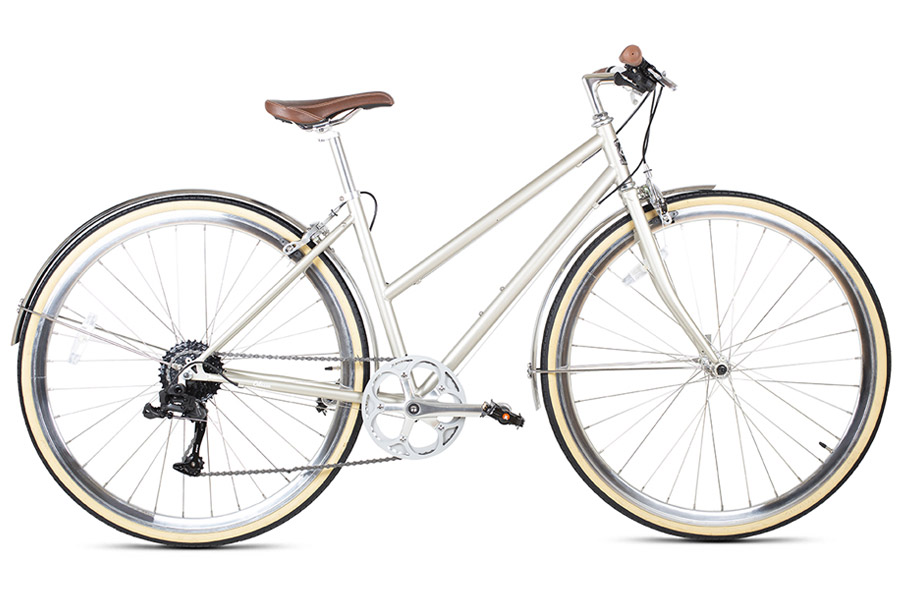 De 6KU Odessa 8-versnellingen stadsfiets voor dames is een elegante fiets die ideaal is om je te verplaatsen in een stedelijke omgeving of gewoon mee rond te dwalen. Dankzij de Shimano 8-speed cassette kan de fietser zich aanpassen aan elk ritme en aan elke stedelijke omgeving. Het elegante ontwerp geeft het ook een zeer aantrekkelijke uitstraling. Bovendien wordt het geassembleerd met componenten van hoge kwaliteit