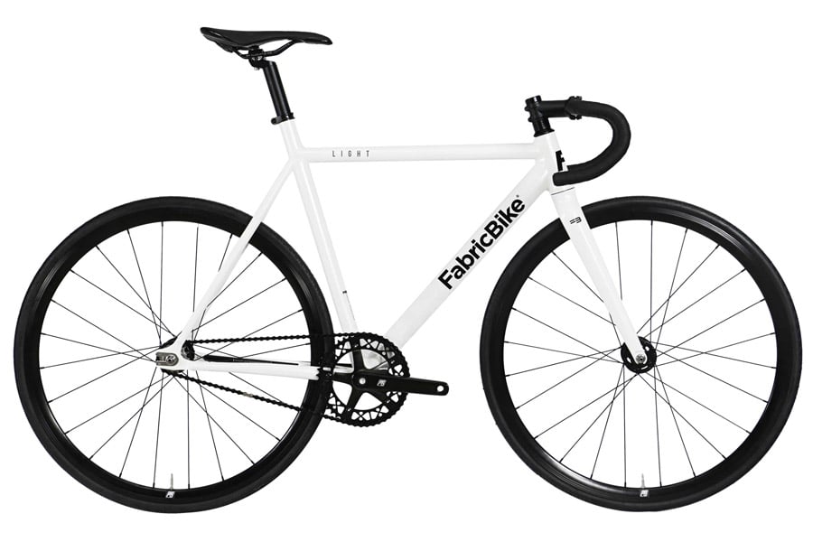 De FabricBike Light Pro track fiets is het resultaat van het samenvoegen van de twee meest geavanceerde modellen: FabricBike LIGHT + FabricBike AERO. De nieuwe Light PRO-fixie bevat de verbeterde componenten van de AERO. De nieuwe set 6061 24H aluminium wielen