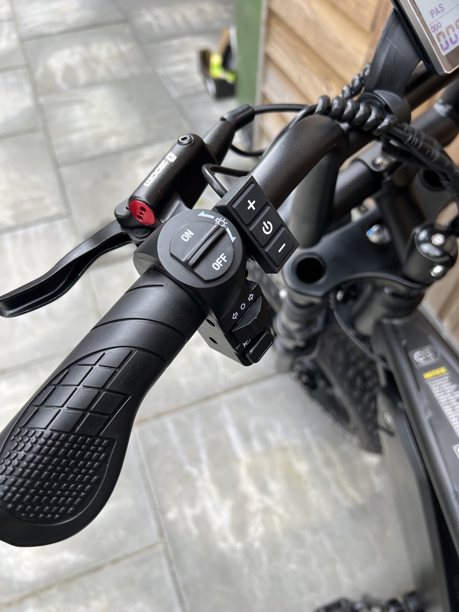 Fatbike - 3.0 V8 - Max 25 kilometers per uur - Ouxi - Zwart - Achterzitplaats - Alarmsysteem - Bestseller Fiets (elektrisch) kopen online