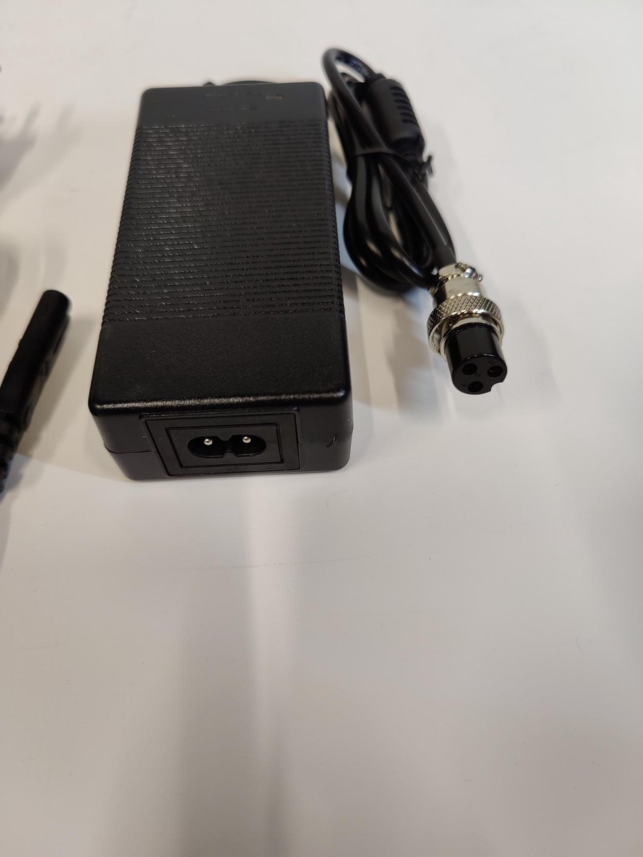 48V oplader e-step, output 54.6V met 1.5A - drie pins aansluiting voor Z9 - Zero 9 - Vsett9+ - Kugoo Kirin -  Dualtron - Kaboo - Nanrobot - charger Zero - charger Vsett - charger Kaboo - charger Dualtron - Buitenspeelvoertuigaccessoire kopen online