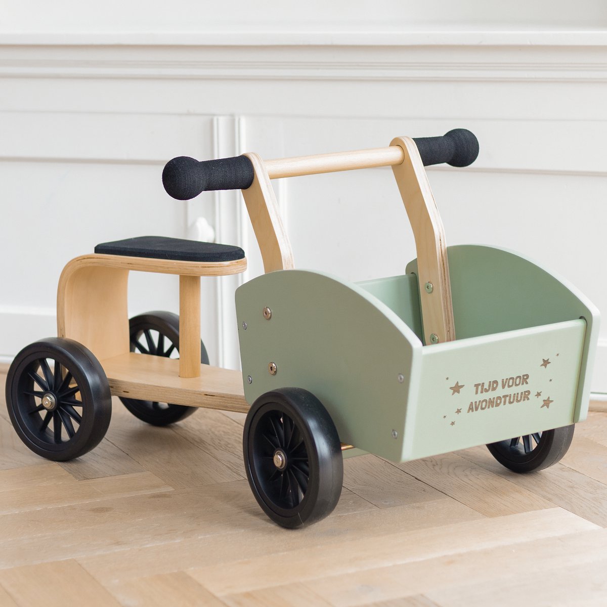 houten kinder bakfiets kinderfiets met gravure tijd voor avontuur mini loop kinder en peuter fiets