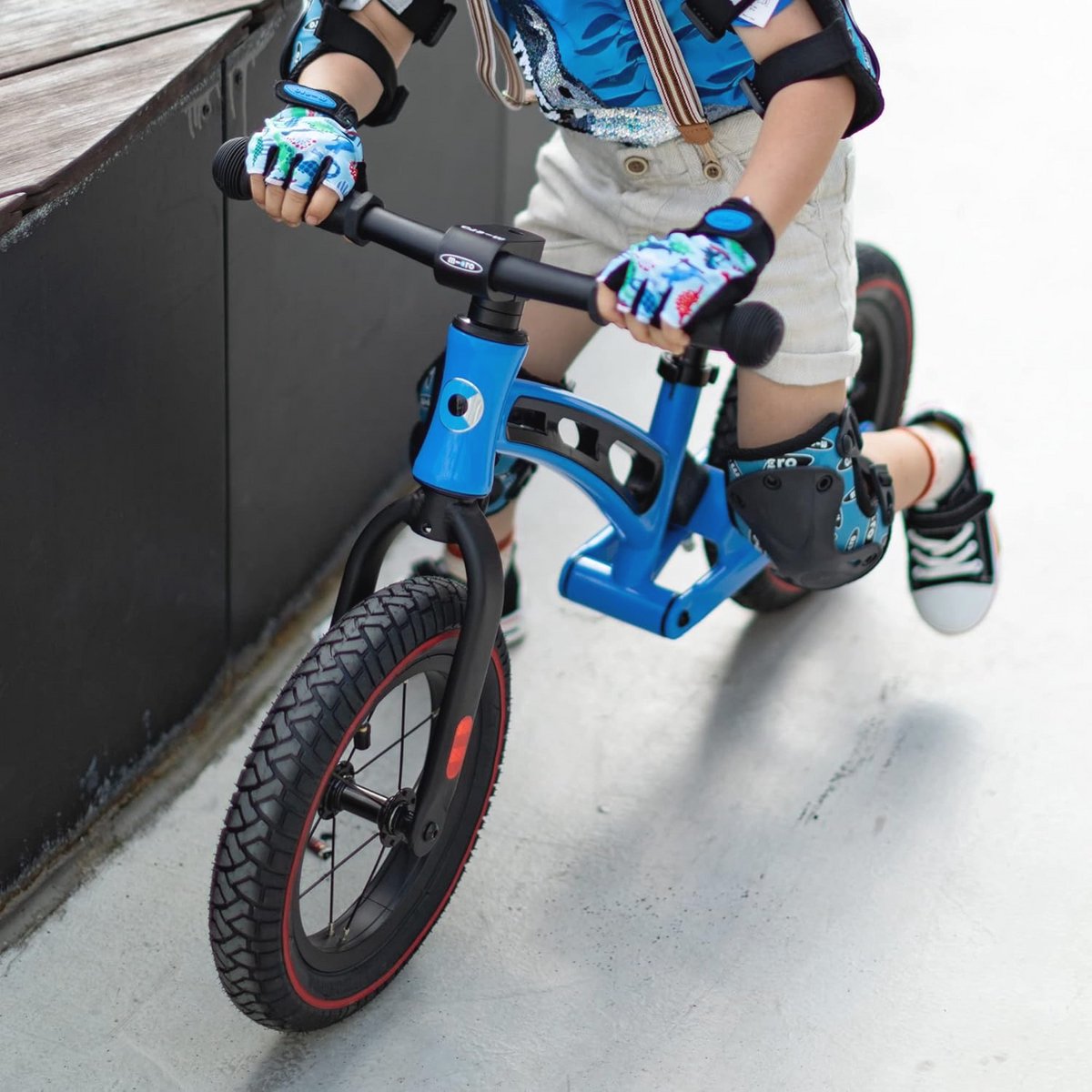 deluxe micro balance bike loopfiets voor peuters zwart blauw