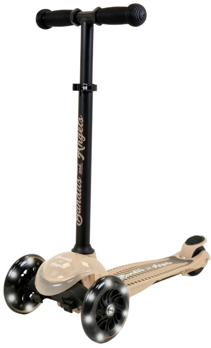 bandits angels step little adventure sand vanaf 2 jaar voor jongens en meisjes beige kinderstep met drie wielen kinder driewieler step met led lampjes verstelbaar stuur en stuurslot voetrem