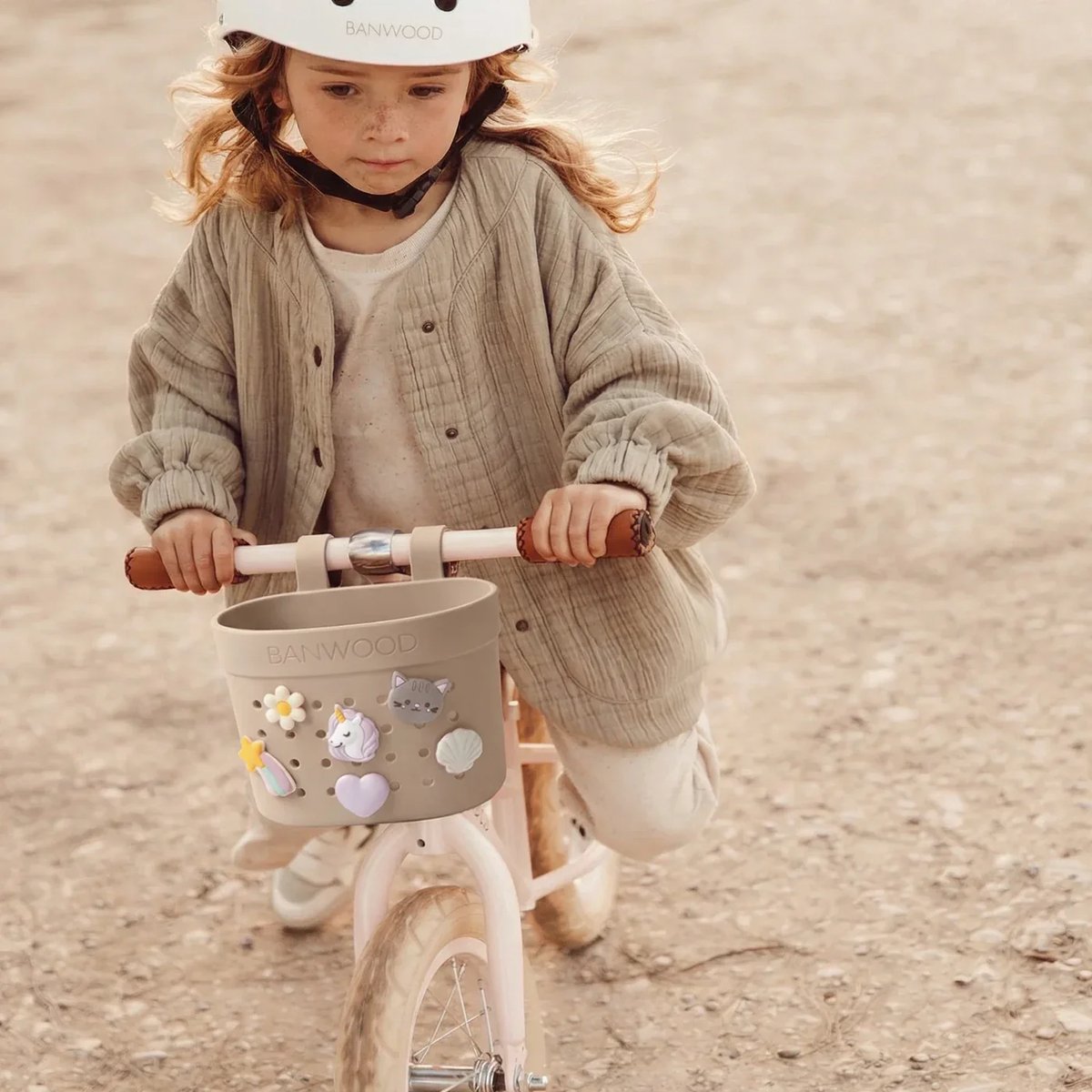 Banwood - Pin & Ride basket - Fietsmandje - Mandje voor stepjes - Sand - Beige Buitenspeelvoertuigaccessoire kopen online