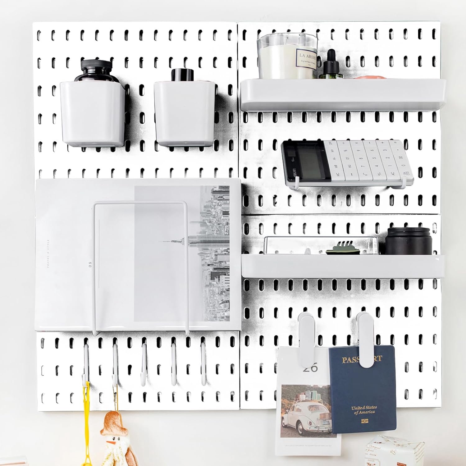pegboard combinatieset voor wandorganizer wandgemonteerde pegboard kits voor keuken slaapkamer kantoor en badkamer 4 stuks witte pegboards en 14 accessoires 22 x 22